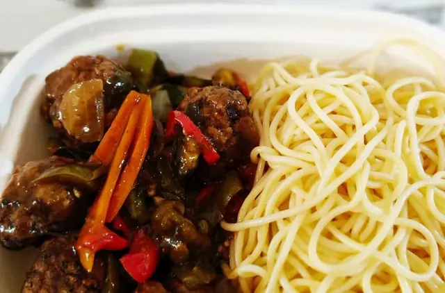Albóndigas en salsa con morrones y tallarines