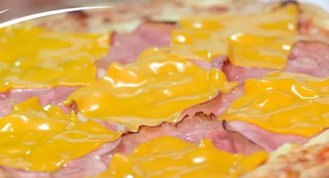 Pizza Cheddar con lomito y cheddar derretido