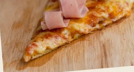 Porción de pizza de jamón y mozzarella