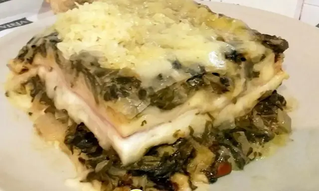 Porción de lasaña de verdura gratinada